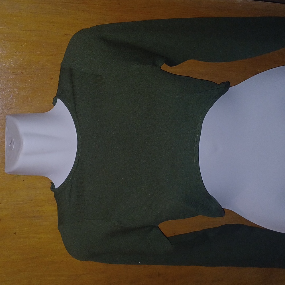 Cute cropped green shirt.